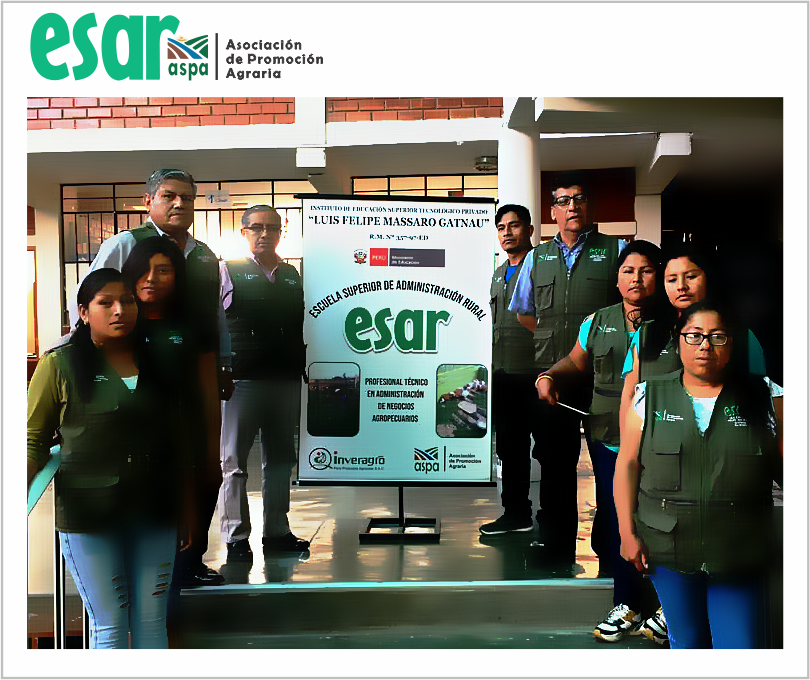 Equipo de la ESAR y de ASPA junto al banner de la Escuela Superior de Administración Rural