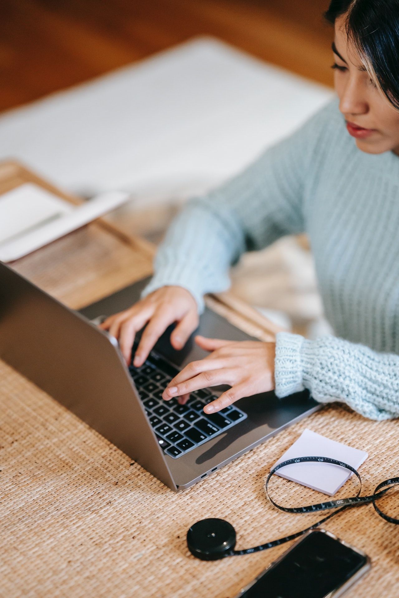 Estudiante trabajando en una computadora portátil
